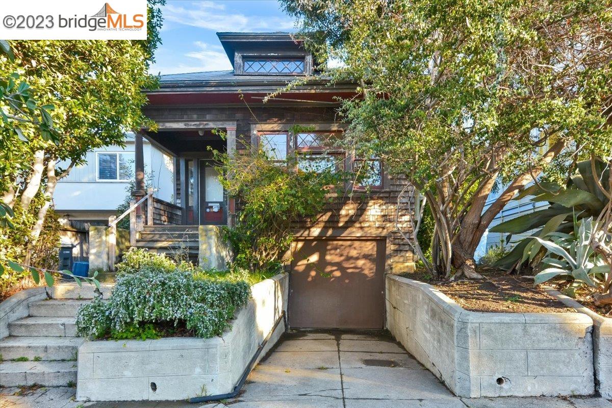 a view of a pathway along the building