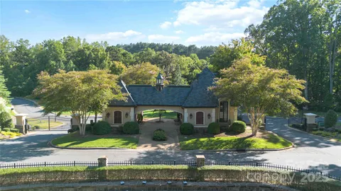 a view of small yard in front of a house