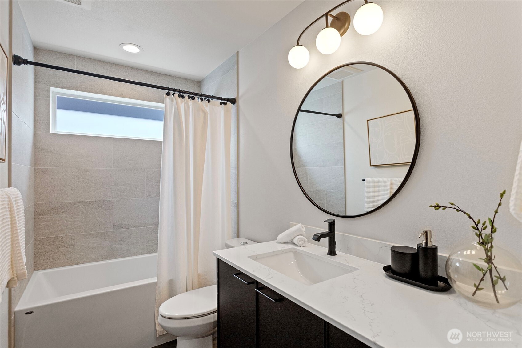 4432 Dayton Avenue North Seattle, WA 98103 - Photo 8 of 38