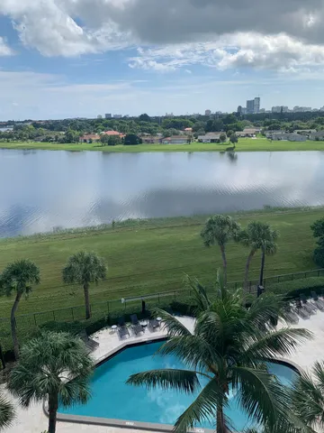 $2,000 | 1830 Embassy Drive, Unit 412, West Palm Beach, FL 33401