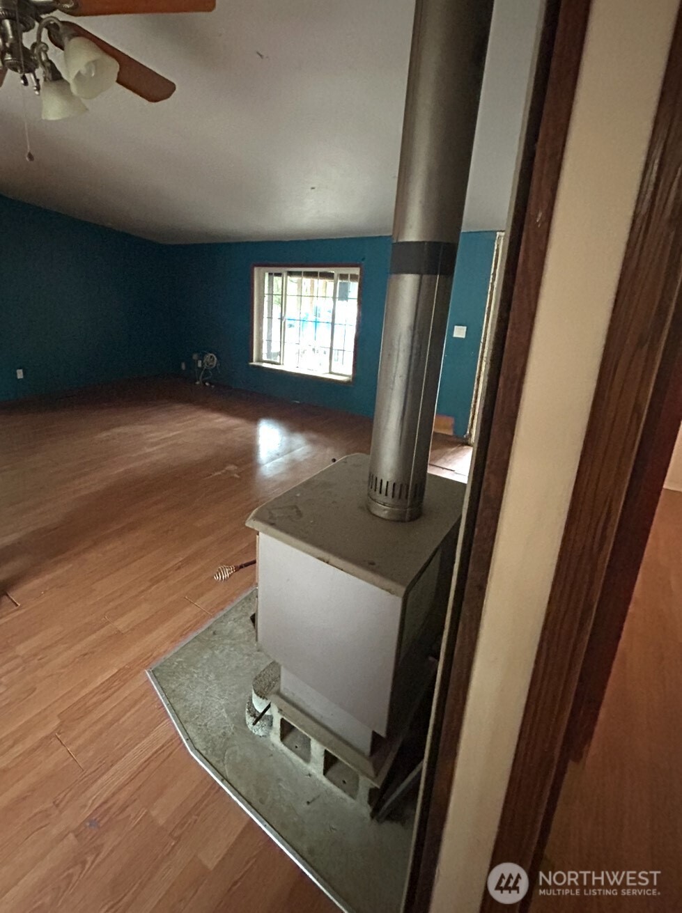 143 Berry Road Chehalis, WA 98532 - Photo 6 of 13 a view of entryway with workspace