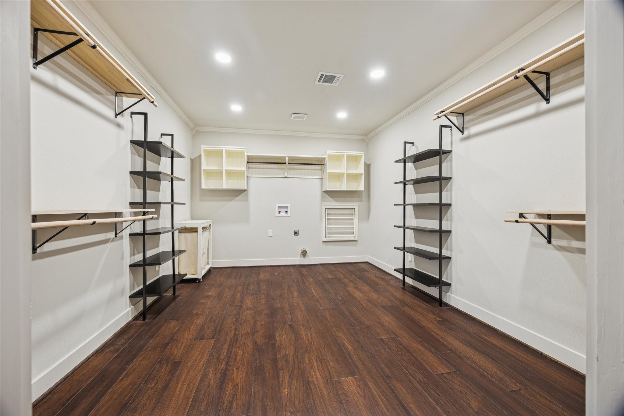 1124 Dunbar Street Houston, TX 77009 - Photo 17 of 21 Oversized walk in closet off of the primary with washer and dryer connections