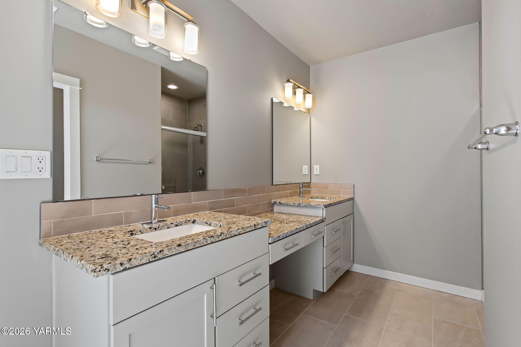 5406 Wildrye Loop Yakima, WA 98901 - Photo 7 of 33 En Suite