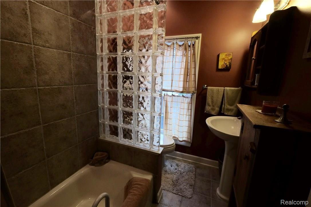 168 Moran Road Grosse Pointe, MI 48236 - Photo 27 of 37 DSCF4803.jpg