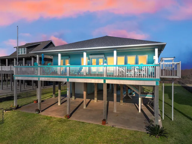 a view of house with a yard