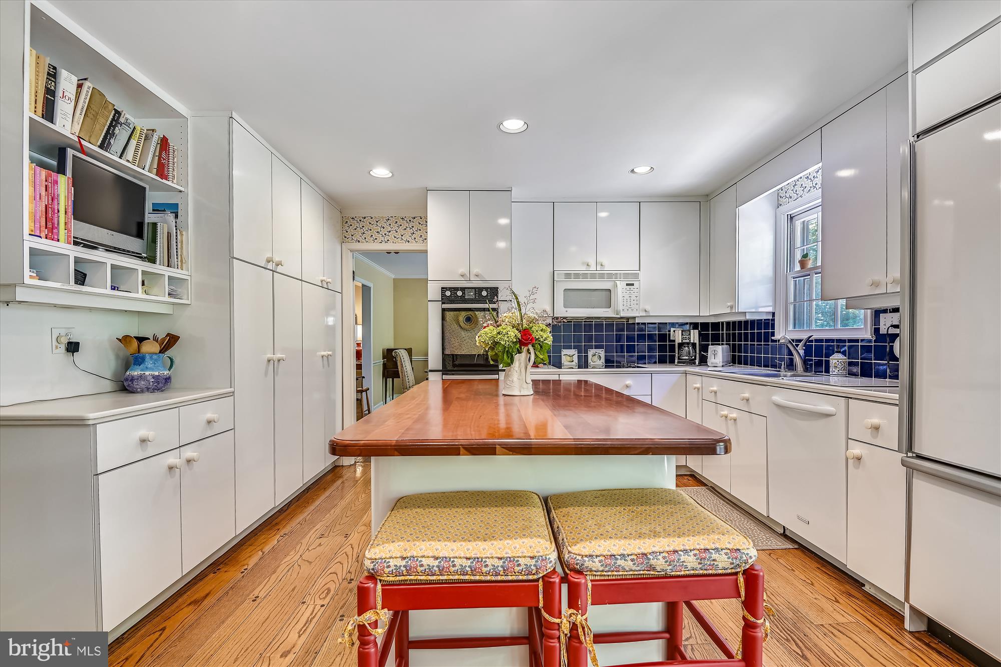 1717 Circle Road Baltimore, MD 21204 - Photo 17 of 96 Eat-in kitchen with center island