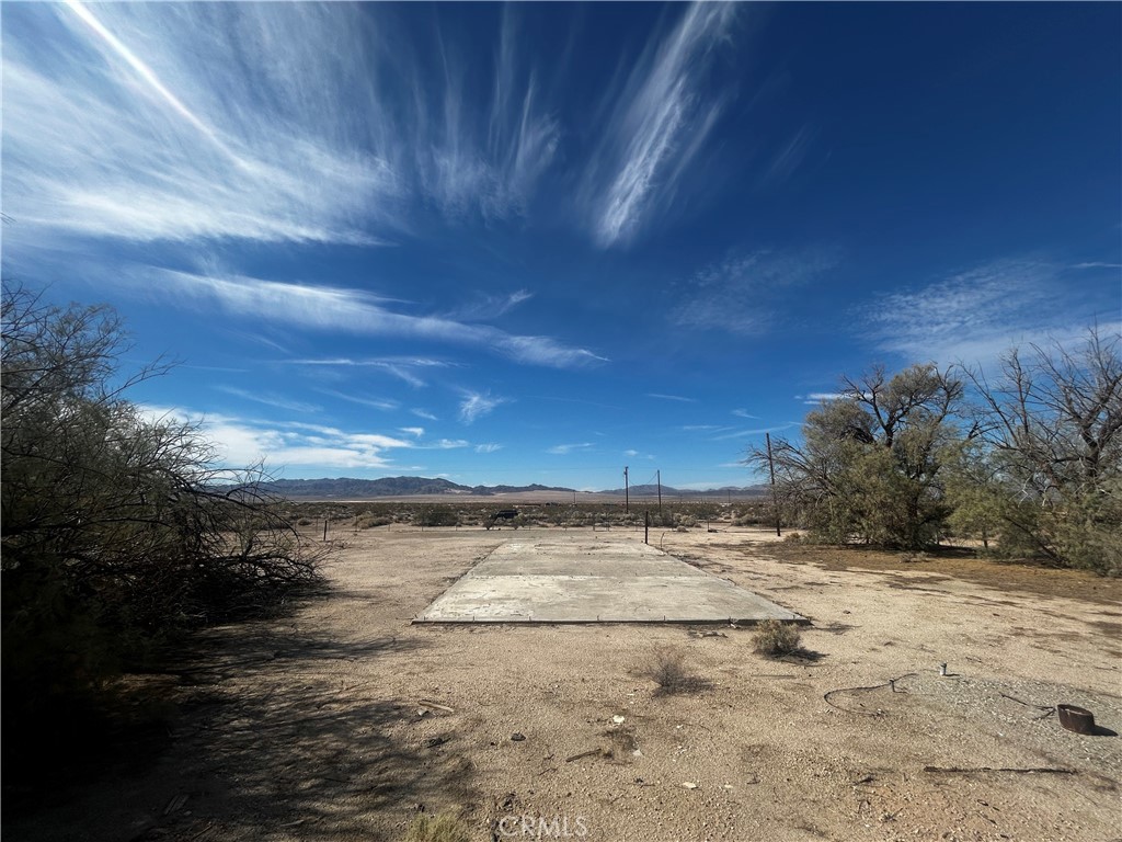 87780 Amboy Road Twentynine Palms, CA 92277 - Photo 10 of 23 a view of a yard with wooden fence