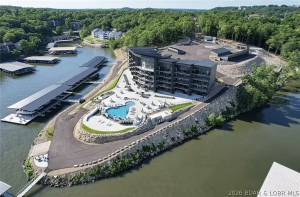 $834,900 | 182 Vintage Drive, Unit 2B, Four Seasons, MO 65049