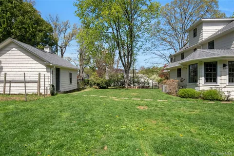 a view of a house with backyard and garden