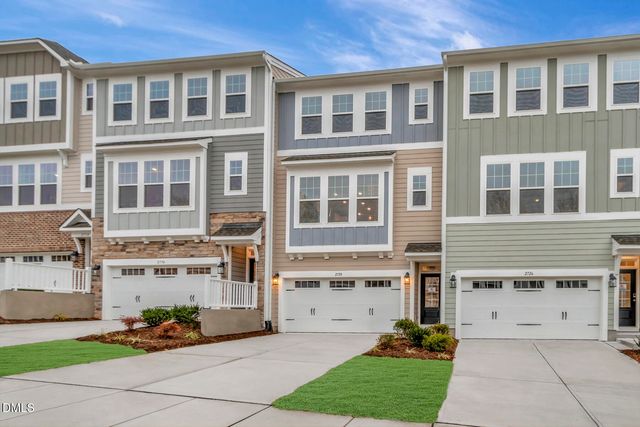 $450,000 | 2726 Hunter Woods Drive, Unit 627, Apex, NC 27502