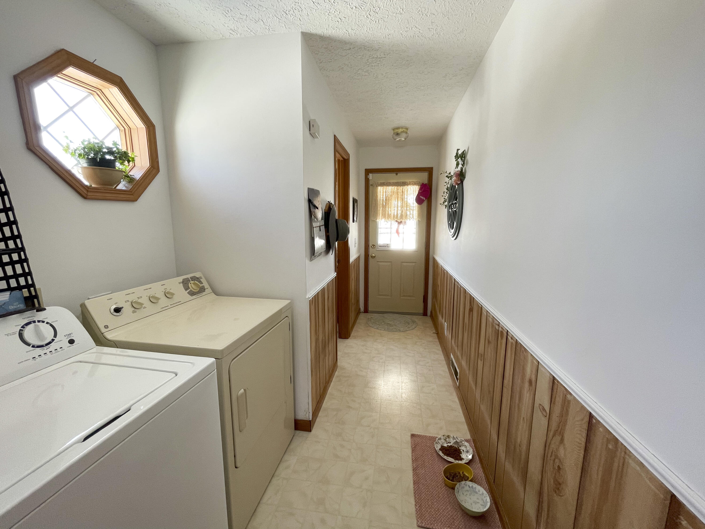 13631 Bemis Road Manchester, MI 48158 - Photo 23 of 33 Laundry