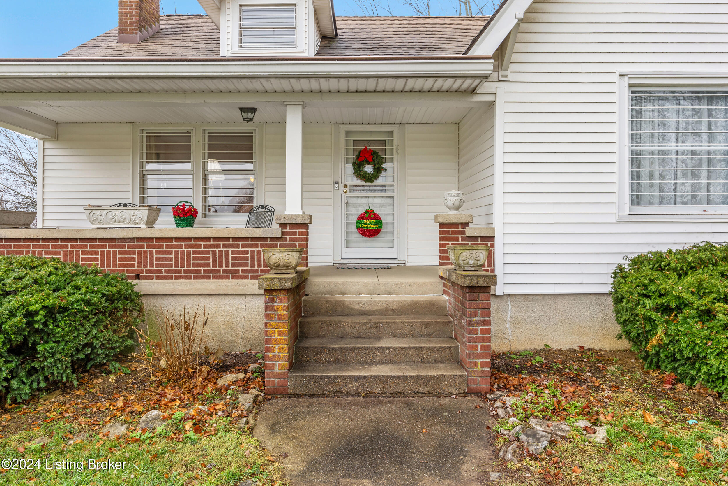 1756 Veechdale Road Simpsonville, KY 40067 - Photo 5 of 42 Quaint Farmhouse