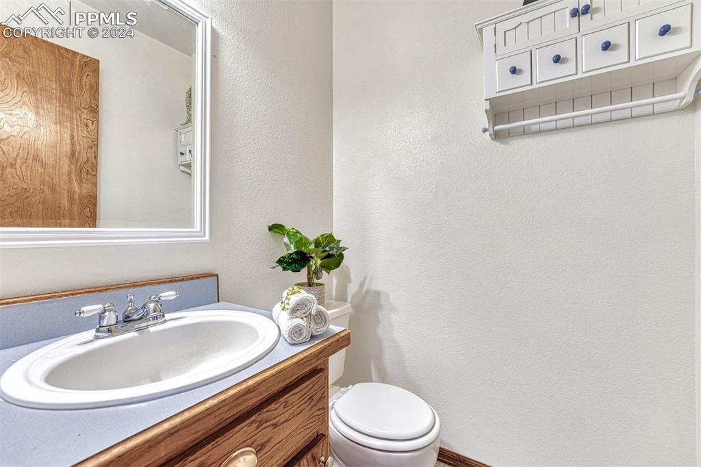 12220 Old Barn Road Elbert, CO 80106 - Photo 30 of 47 a bathroom with a sink a toilet and tub