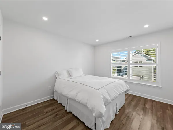 a bathroom with a toilet and a bath tub