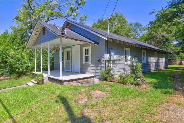 a view of a yard in front of house