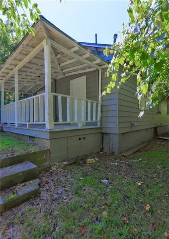 a view of a house with a backyard