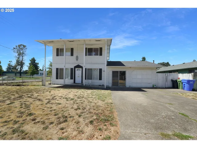a view of a house with a backyard