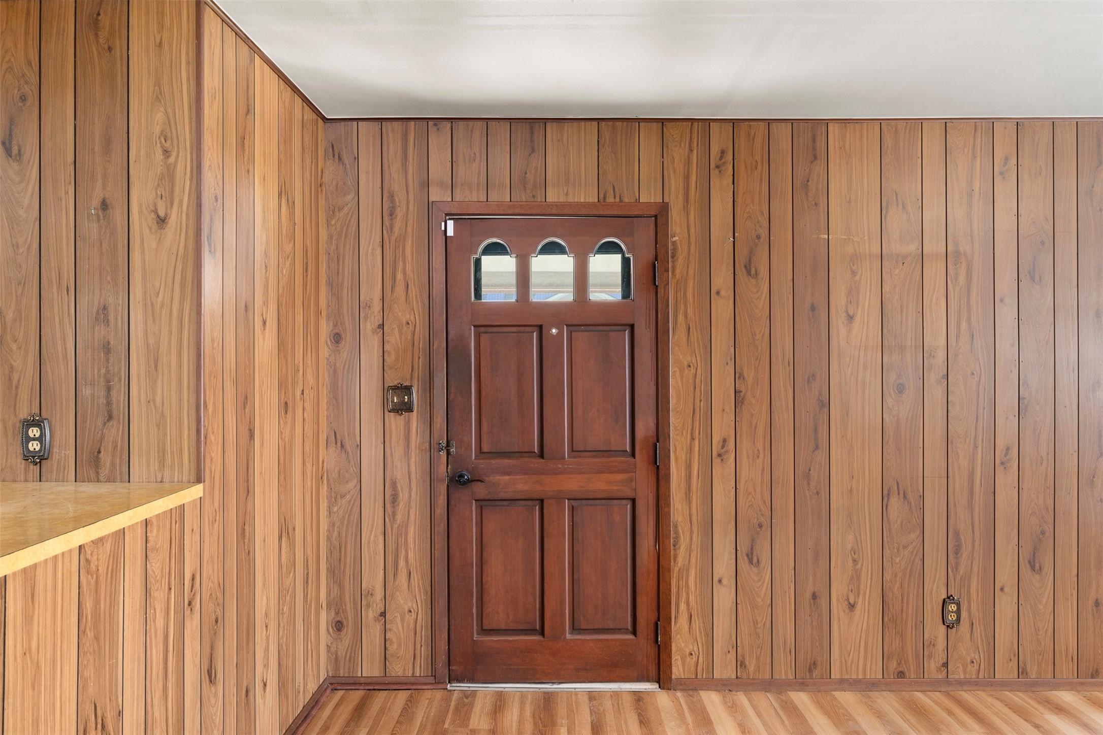 809 Main Street Lexington, TX 78947 - Photo 9 of 23 a view of front door with balcony