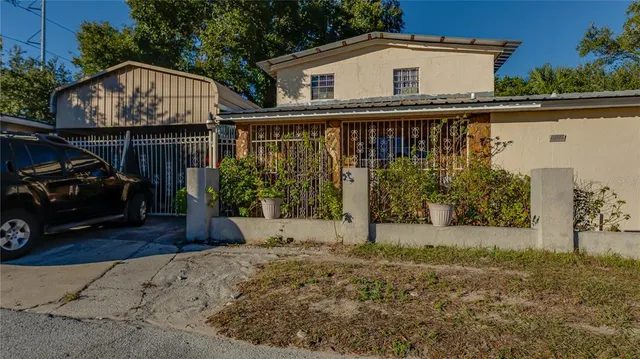 a view of a house with a yard