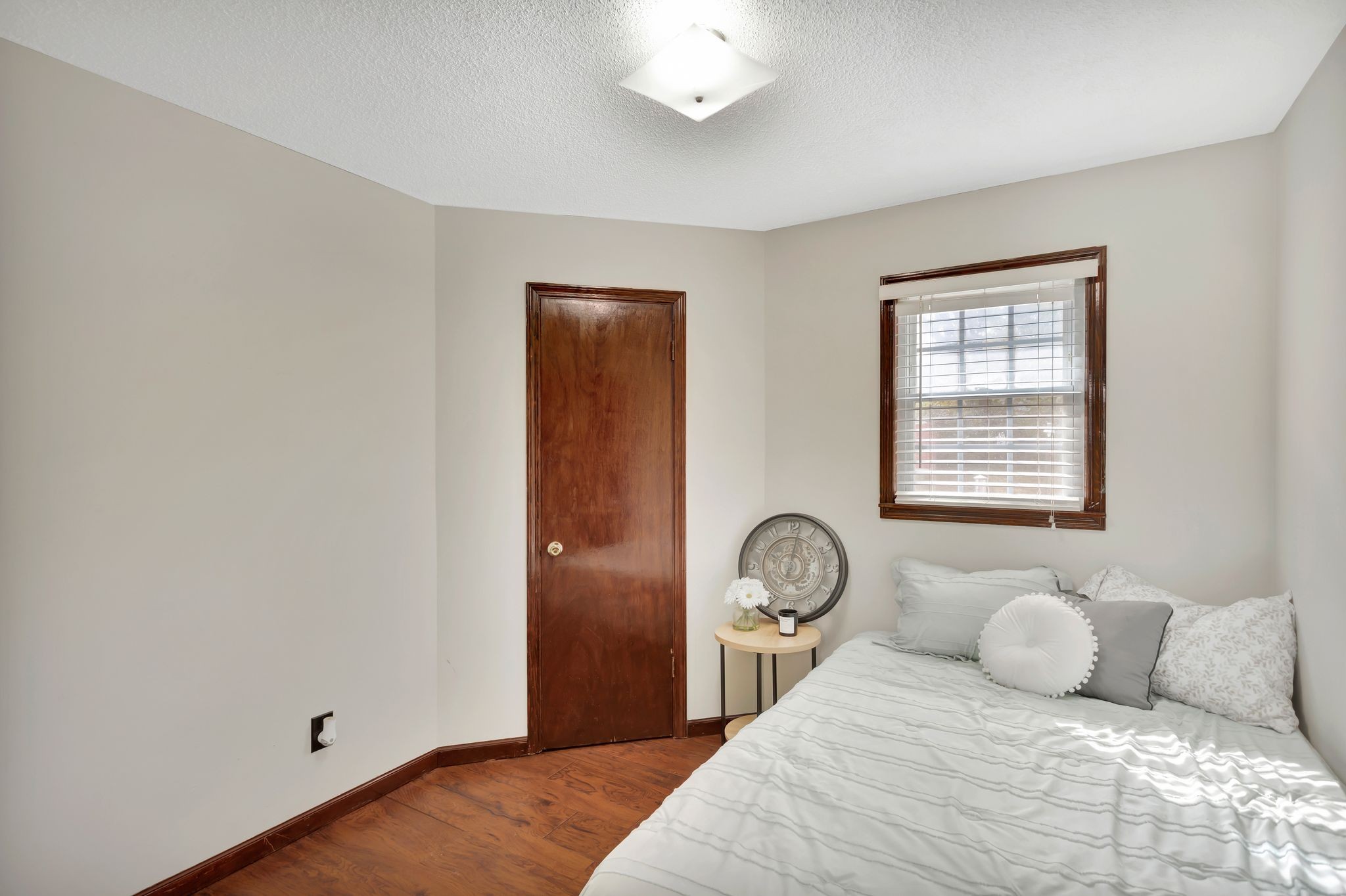 108 8th Avenue Columbia, TN 38401 - Photo 17 of 30 a bedroom with a bed and a window