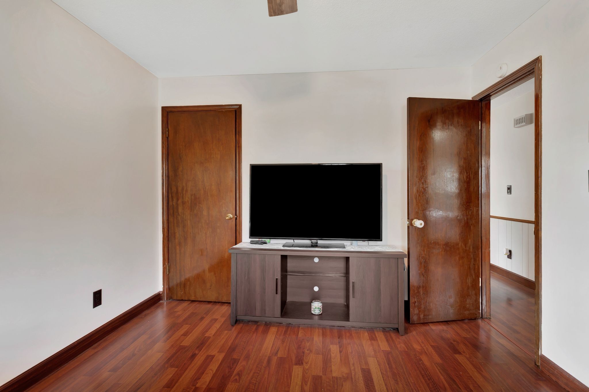 108 8th Avenue Columbia, TN 38401 - Photo 19 of 30 a room with wooden floor and flat screen tv