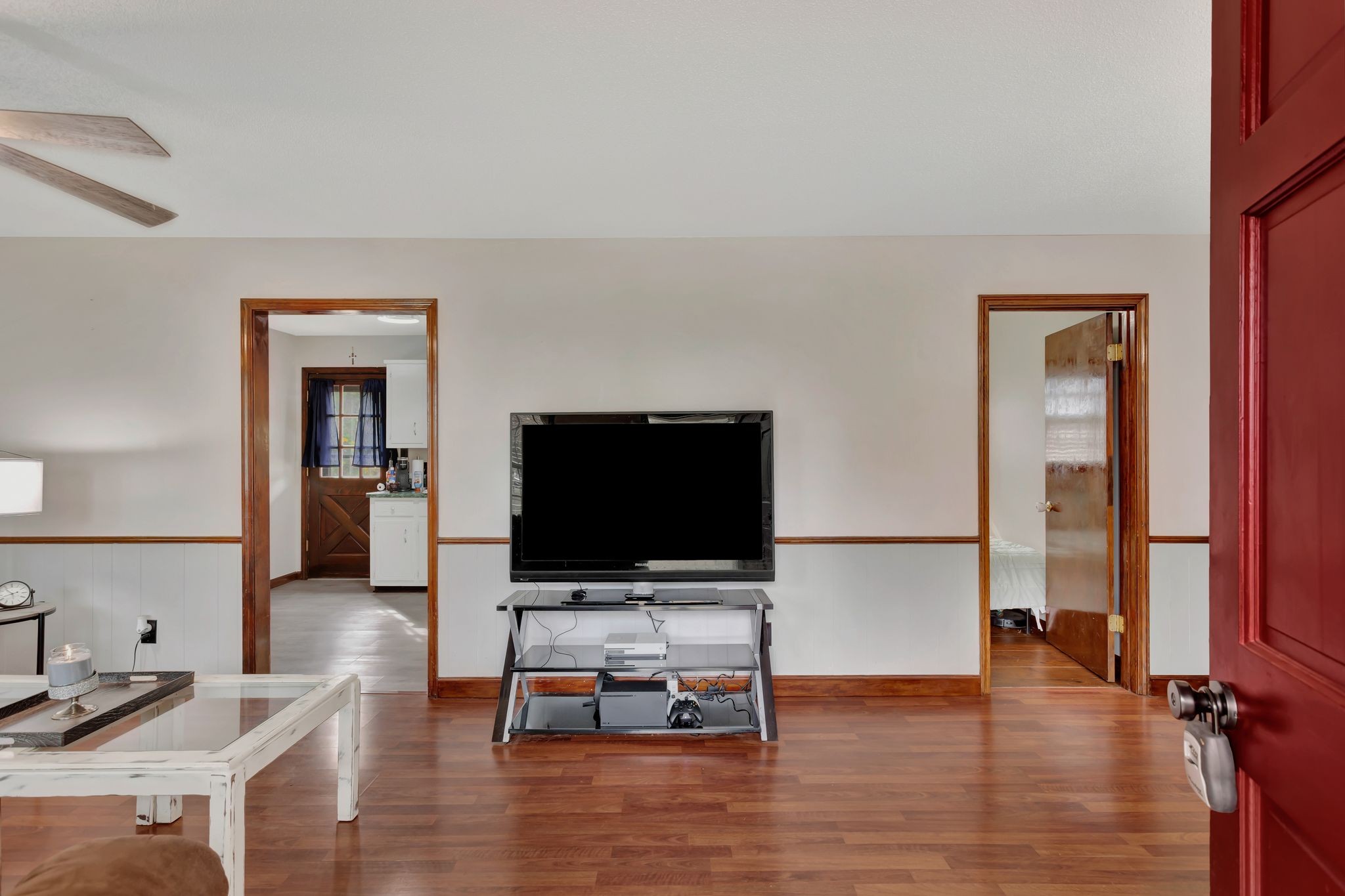 108 8th Avenue Columbia, TN 38401 - Photo 27 of 30 a living room with furniture and a flat screen tv