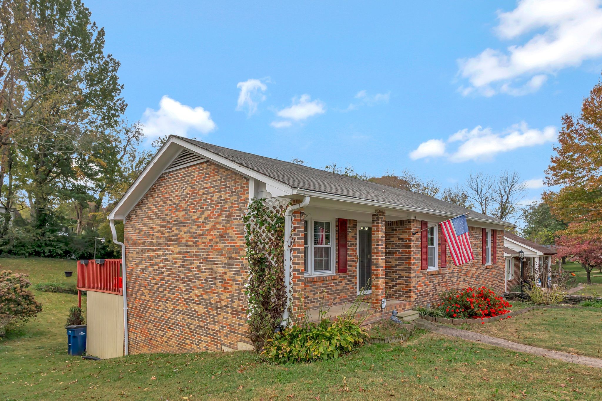 108 8th Avenue Columbia, TN 38401 - Photo 28 of 30 a front view of a house with a yard and tree