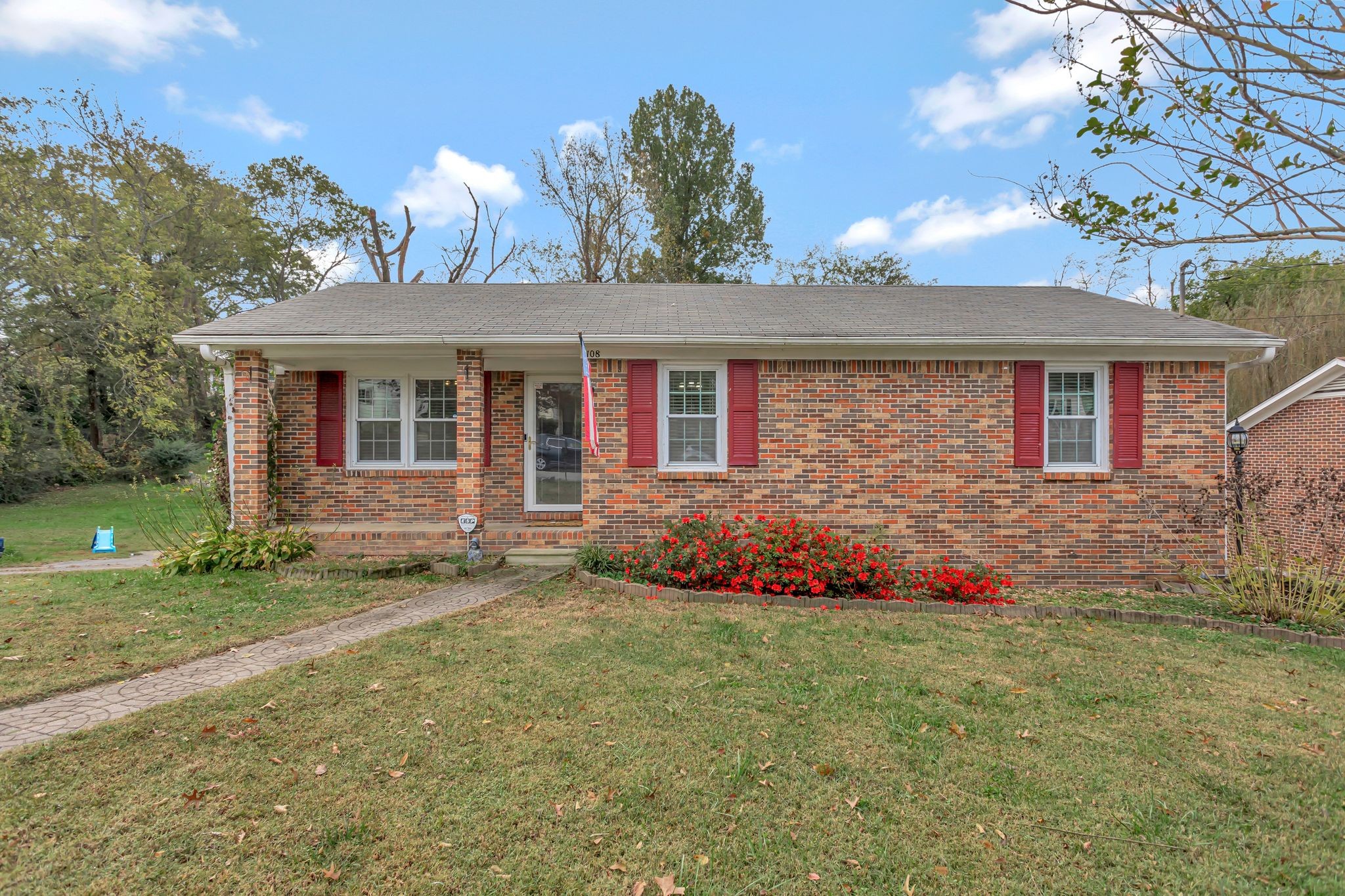 108 8th Avenue Columbia, TN 38401 - Photo 30 of 30 a front view of a house with a garden