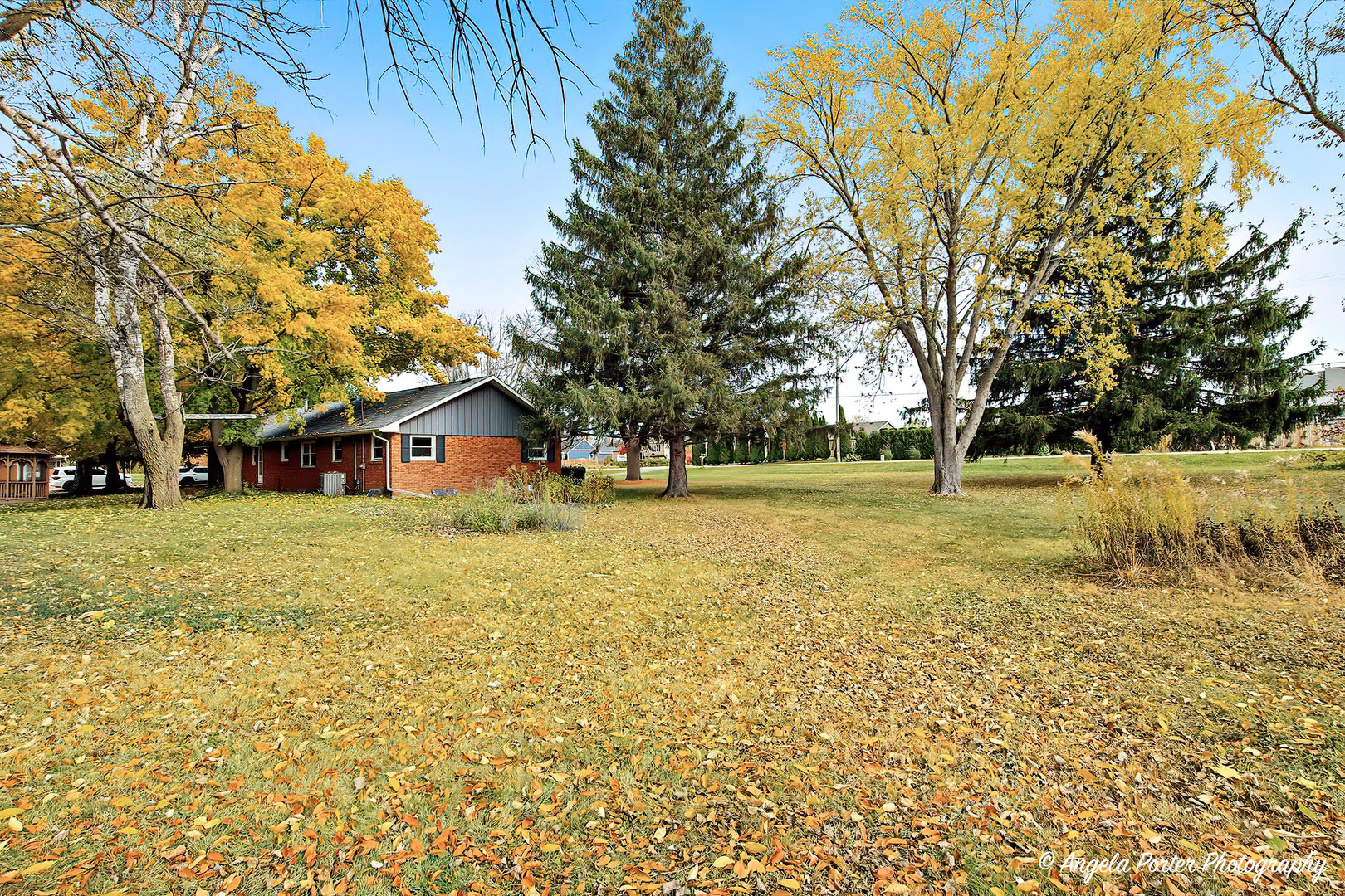 N613 County Rd U Genoa City, WI 53128 - Photo 18 of 22 a front view of a house with a yard