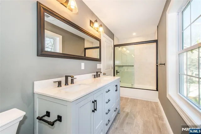 a view of a yard with a house