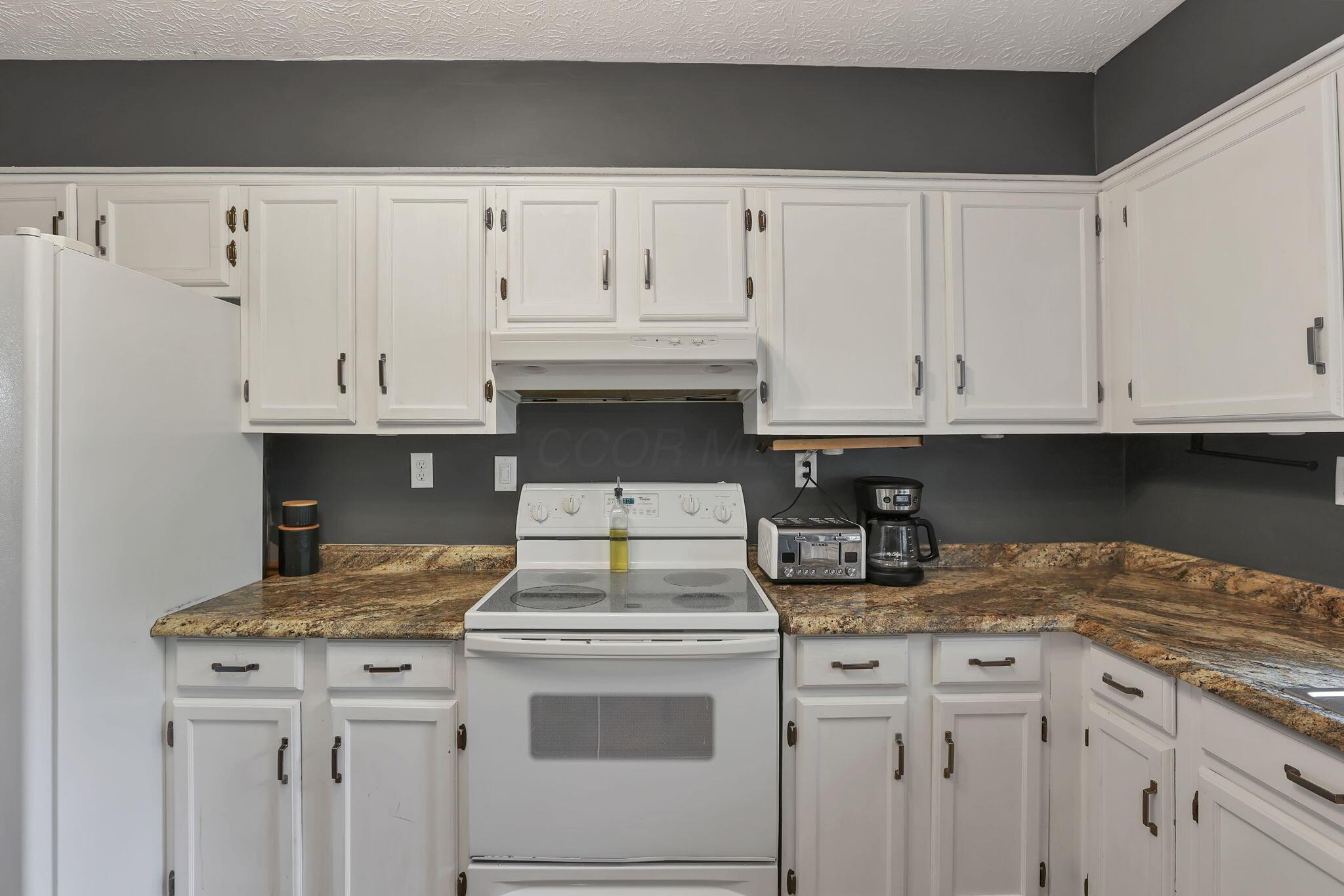 748 Forward Pass Road Southwest Pataskala, OH 43062 - Photo 23 of 59 Kitchen