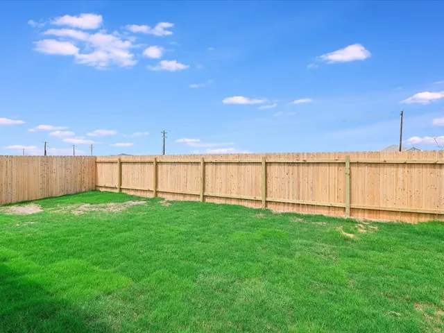 a view of a yard with a house
