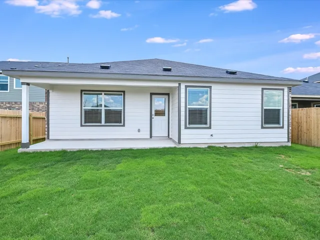 a view of a back yard