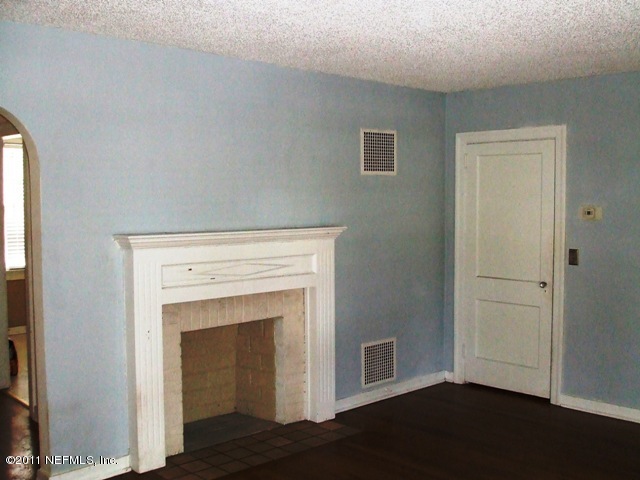 4051 Dover Road Jacksonville, FL 32207 - Photo 2 of 11 living room
