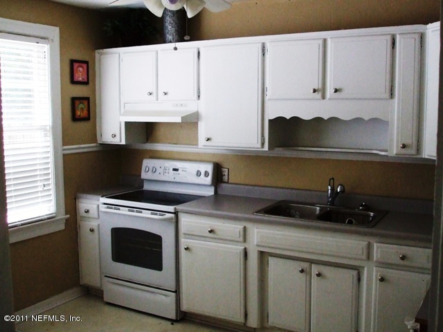 4051 Dover Road Jacksonville, FL 32207 - Photo 4 of 11 kitchen