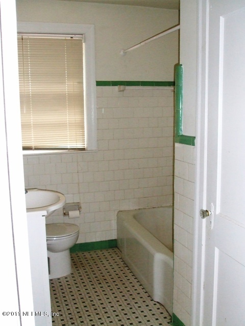 4051 Dover Road Jacksonville, FL 32207 - Photo 6 of 11 bathroom