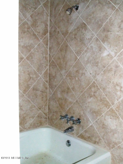 4051 Dover Road Jacksonville, FL 32207 - Photo 10 of 11 garage apartment bath