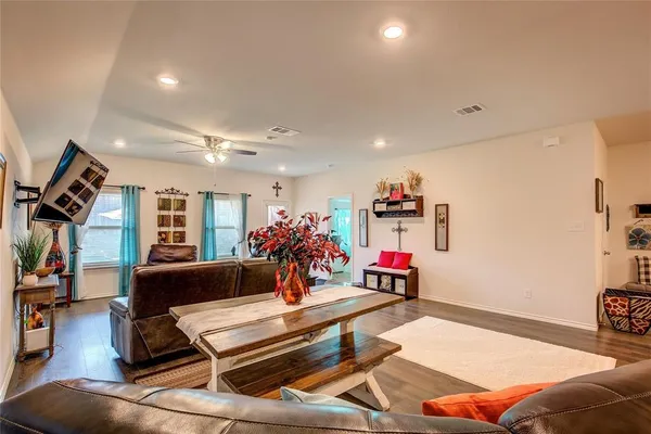 $2,400 | 1004 Basswood Lane, Royse City, TX 75189