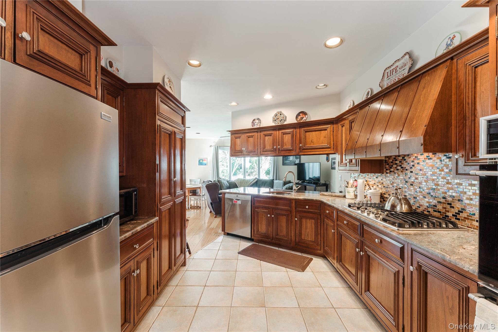 154 Wellington Road Garden City, NY 11530 - Photo 7 of 28