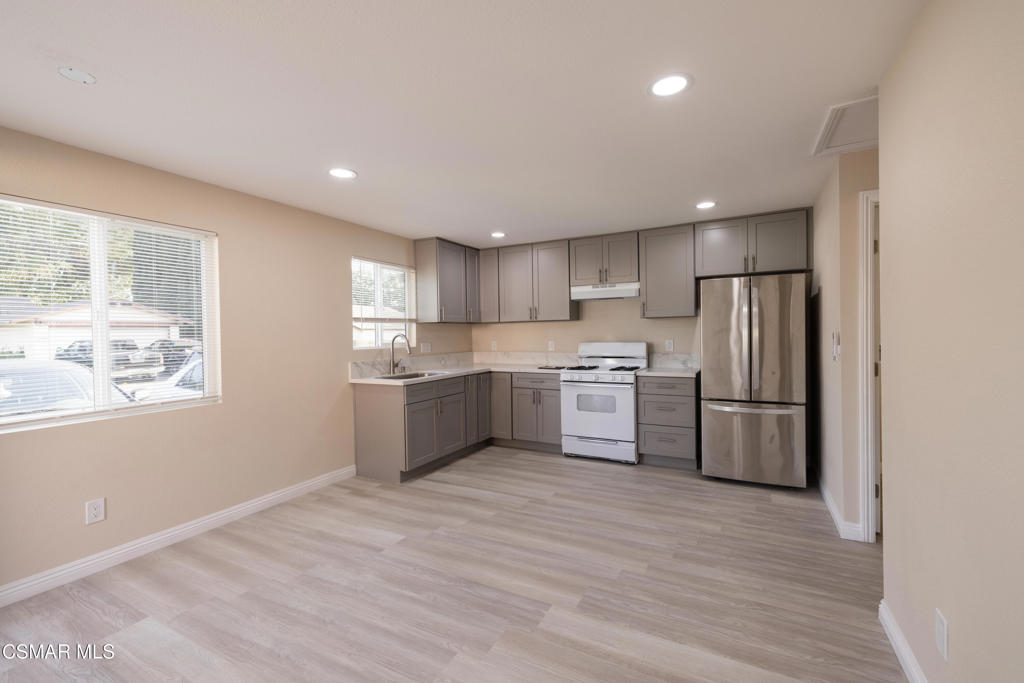 2345 Bryson Place Simi Valley, CA 93065 - Photo 12 of 36