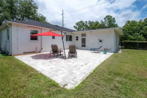 a view of a backyard