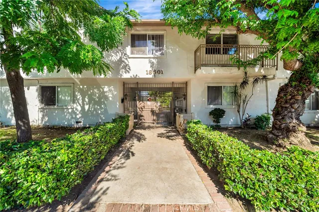 $409,000 | 18601 Collins Street, Unit D17, Tarzana, CA 91356