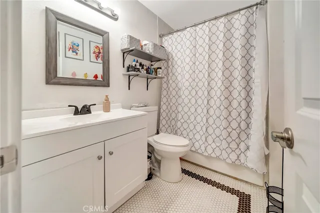 $409,000 | 18601 Collins Street, Unit D17, Tarzana, CA 91356