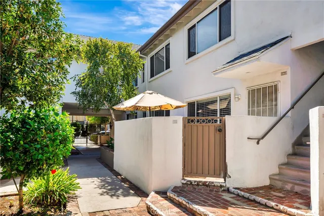 $409,000 | 18601 Collins Street, Unit D17, Tarzana, CA 91356