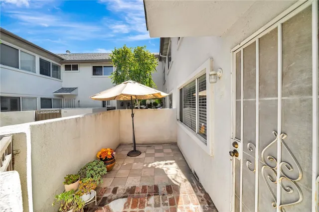 $409,000 | 18601 Collins Street, Unit D17, Tarzana, CA 91356