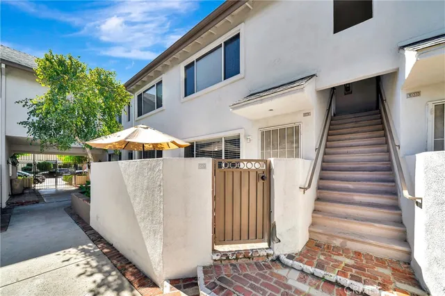 $409,000 | 18601 Collins Street, Unit D17, Tarzana, CA 91356