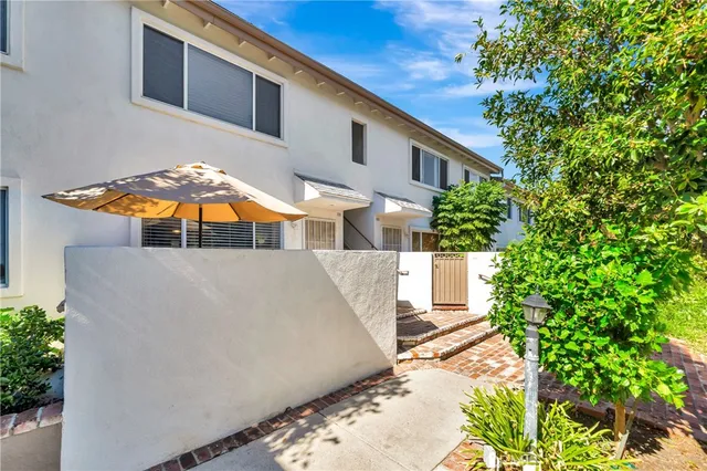 $409,000 | 18601 Collins Street, Unit D17, Tarzana, CA 91356