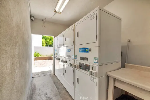 $409,000 | 18601 Collins Street, Unit D17, Tarzana, CA 91356