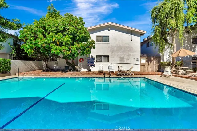 $409,000 | 18601 Collins Street, Unit D17, Tarzana, CA 91356