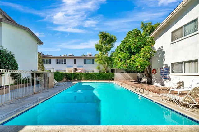 $409,000 | 18601 Collins Street, Unit D17, Tarzana, CA 91356